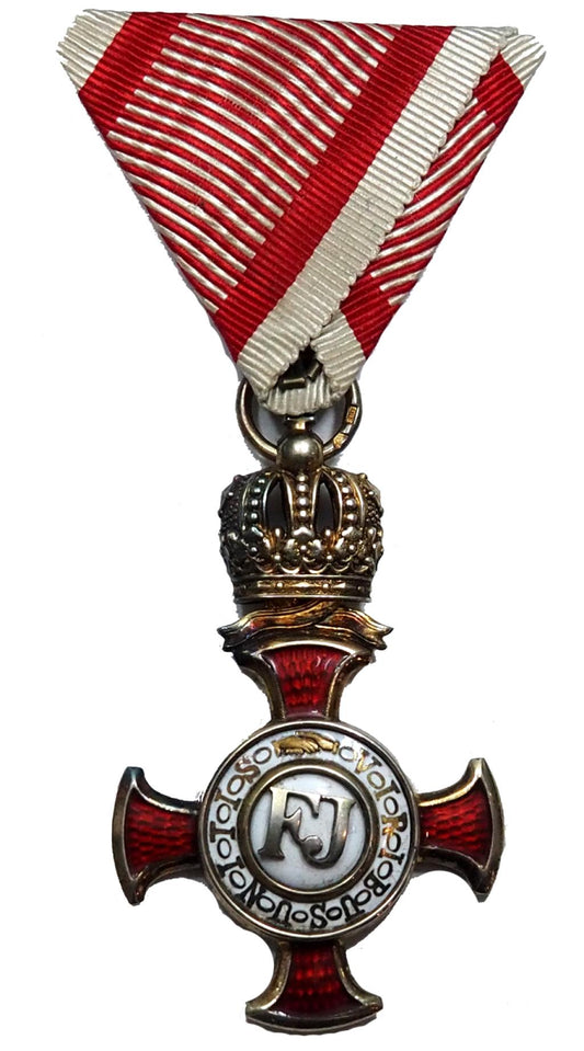 Koronás Arany Érdemkereszt a Vitézségi Érem szalagján