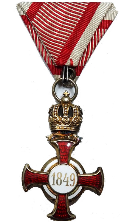 Koronás Arany Érdemkereszt a Vitézségi Érem szalagján